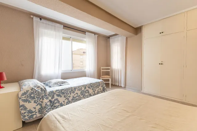 Apartamento todo exterior 3 dorm. con gran terraza en esquina a 100 mts de la Playa. Vista parcial al Mar. — 17