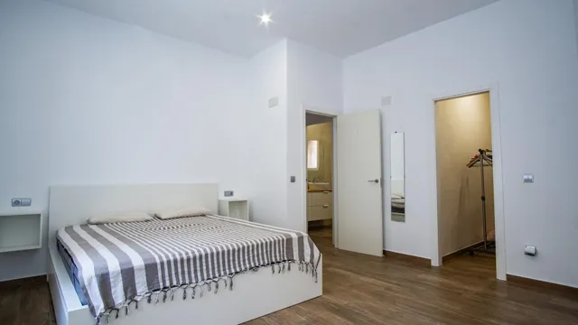 Casa en planta baja con entrada independiente, totalmente reformada, y local en planta baja. — 8