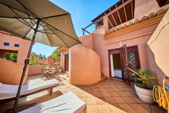 AMPLIA CASA DE 5 DORMITORIOS CON GARAJE, GRANDES TERRAZAS Y VISTAS AL CAMPO DE GOLF EN PLAYA GRANADA — 20
