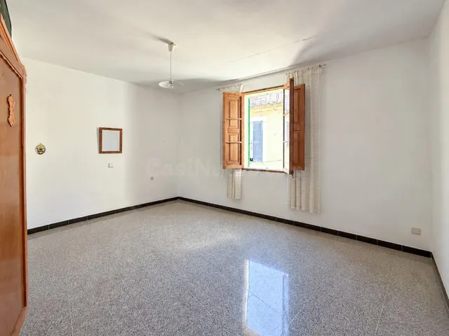 Encantadora Casa de Pueblo con Potencial y Espacios Exterior - foto 4