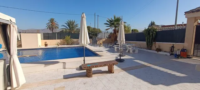 Chalet con parcela y piscina privada — 2
