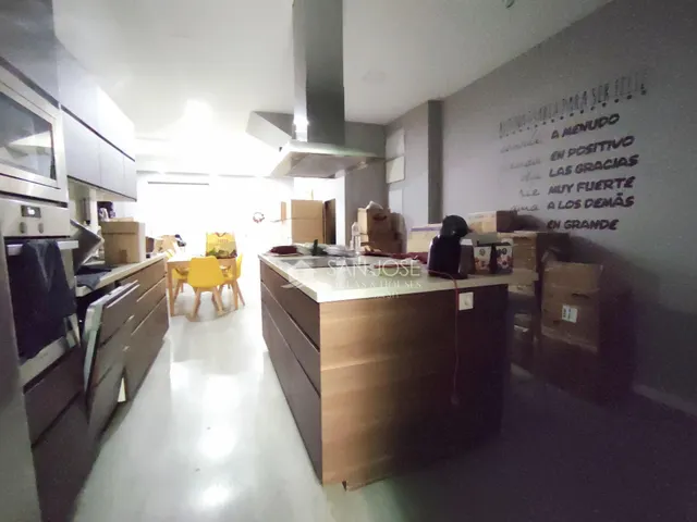 SE VENDE CASA CON GARAJE EN NOVELDA EN REFORMA. — 2