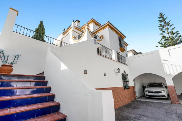 Villa Independiente de Estilo Andaluz en Arroyo de la Miel – Parcela de 813 m2 — 35