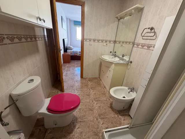 Piso amplio y muy luminoso con ascensor y comunidad incluidos – 800 €/mes (posibilidad de plaza de garaje en el mismo edificio por 50€ mas al mes) — 28