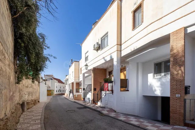 MARAVILLOSA CASA A POCOS MINUTOS DEL CENTRO DE LA ZUBIA - foto 2