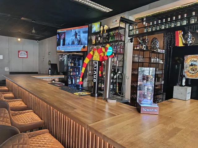 SE ALQUILA Y TRASPASA BAR MONTADO — 16