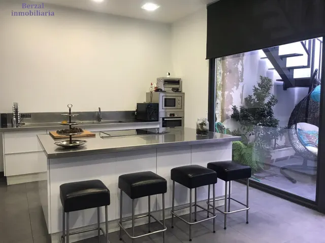 Vivienda SINGULAR en el centro de Logroño.Planta baja, más dos. Terraza de sesenta metros y jardin con pozo. — 6