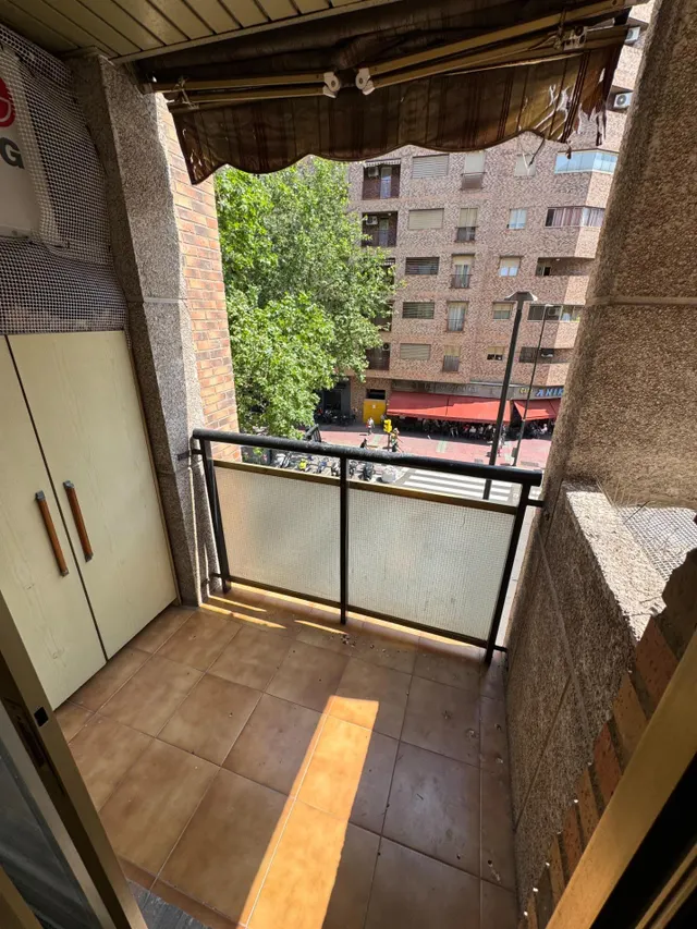 Amplio y Moderno Piso en Avd. Navarra, Zaragoza — 35