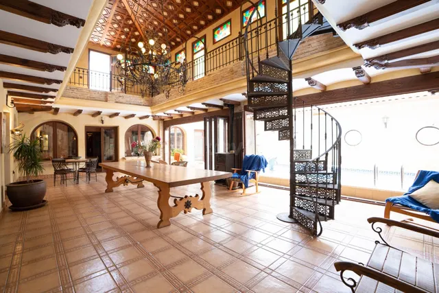 GRAN CASA CON LOCAL COMERCIAL EN SAN MIGUEL DE SALINAS - foto 2