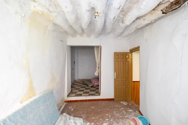 Casa para reformar en el centro de Lanjarón con gran potencial de inversión — 17