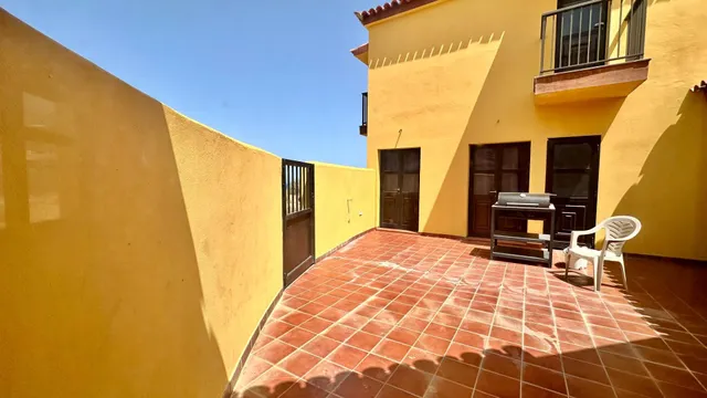 Chalet independiente con 5.318 m2 de parcela y vistas al mar en Candelaria — 38