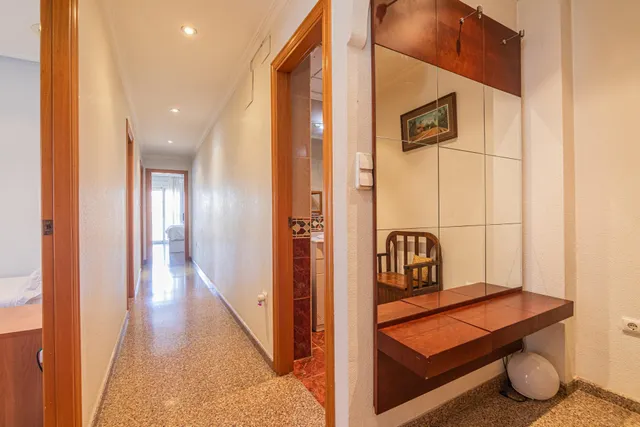 Luminoso piso exterior a esquina de 90 m2 con balcón, garaje y vistas despejadas en avenida de Alicante (vpo) — 34
