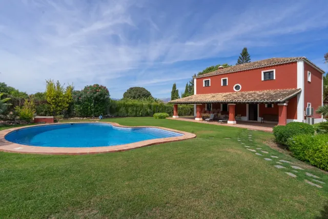 Bonita casa de campo con piscina, jardines y barbacoa
