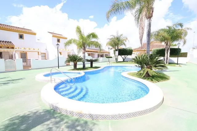 Torre de la Horadada adosado duplex frente a la piscina — 19