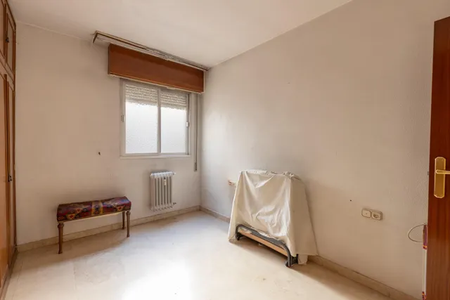 Piso en venta en pleno centro de Granada – Planta alta, garaje y gran potencial de reforma — 16