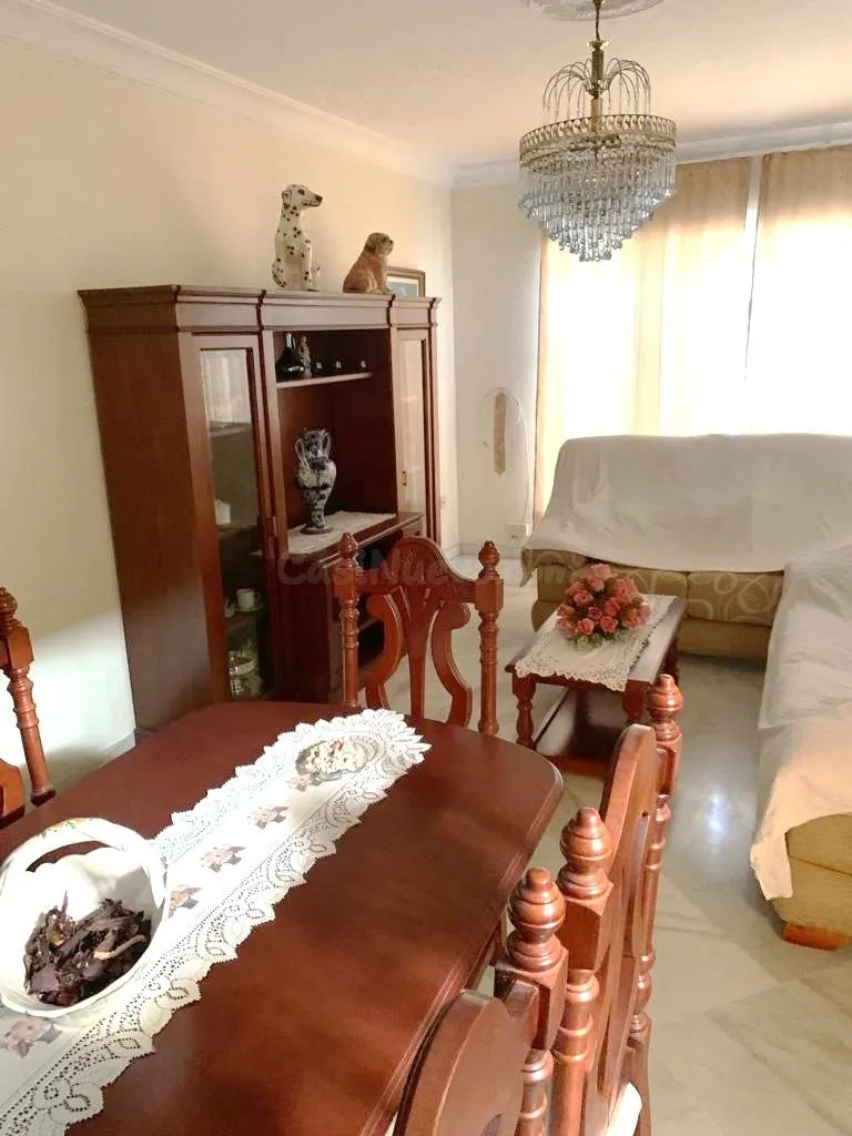 Gran casa con garajes y local comercial