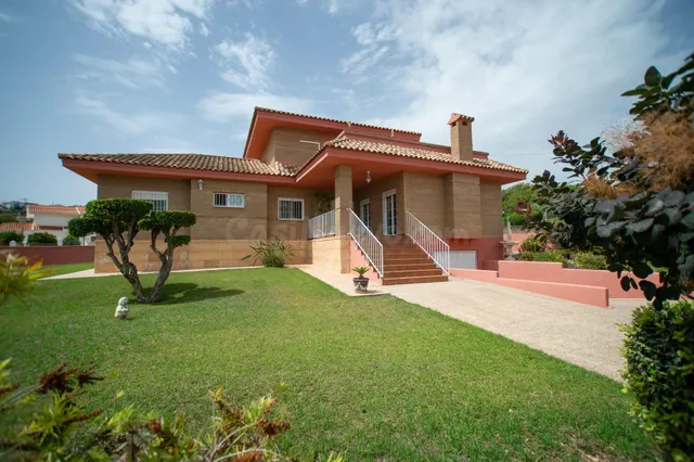 Chalet independiente en CALICANTO, Avenida Río Túria: 6 habi