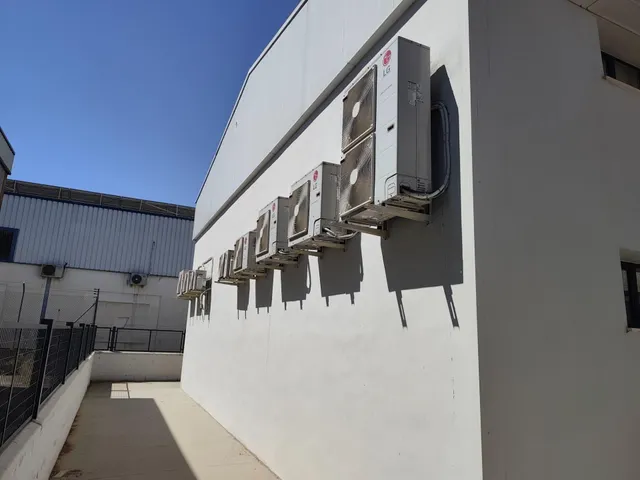 Nave en Poligono de Las Quemadas totalmente reformada y perfectamente instalada para uso mixto de oficinas y almacen — 32