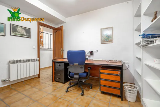 CHALET dividido en dos viviendas con piscina y zona ajardinadas. — 42