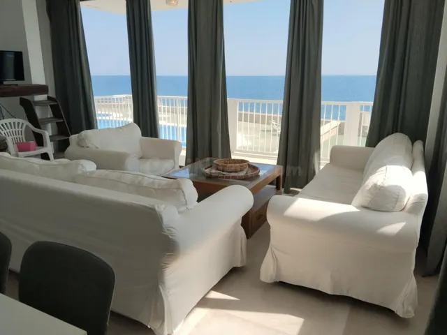 Apartamento con vistas al mar en Portocolom. ALQUILER DE TEM
