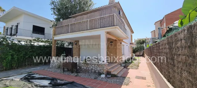 ¡FINQUES BAIXADOR PRESENTA ESTA CASA A 4 VIENTOS EN LA PLAYA