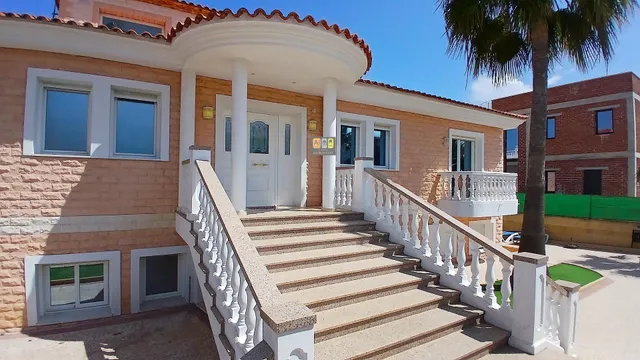 IMPRESIONANTE CHALET EN ALFAS DEL PI — 7