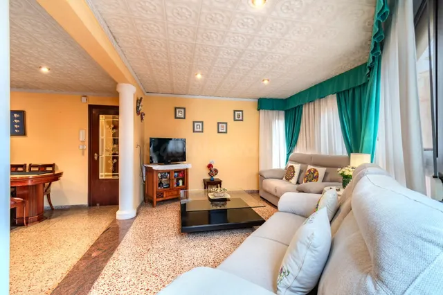 Piso de 3 dormitorios, muy luminoso y con 2 balcones junto a - foto 2