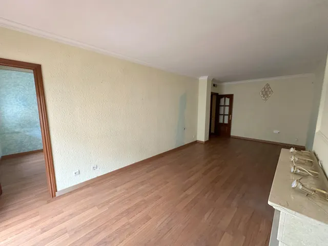 Amplio Piso en Venta 4h en Sant Boi de Llobregat - Zona Vinyets — 4