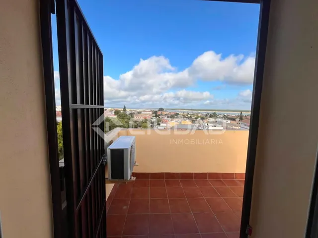 Castillete de esquina con amplio espacio exterior — 44