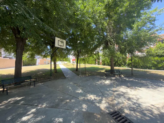Vive en Simón Verde: Casa pareada con patio, garaje cubierto, piscina y el metro a un paso. — 38
