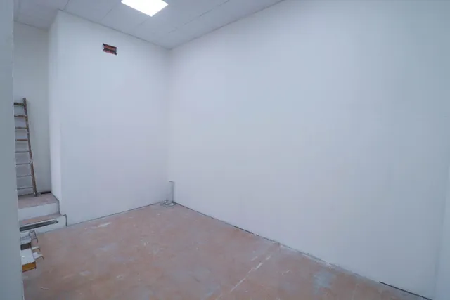 Local Comercial Insonorizado en Plaza Gaudí, Almería. — 6
