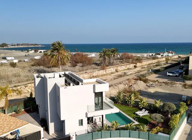 Villa independiente de 262 m2 a 250 m del mar, con piscina y - foto 2