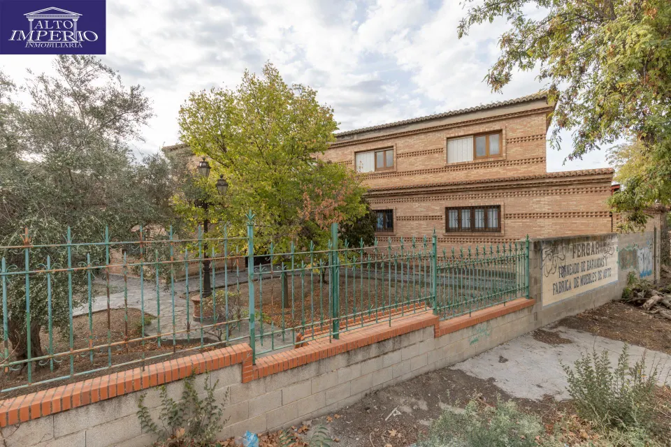Complejo industrial con vivienda en Alhendín con 2500 metros cuadrados