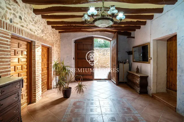 Masía de piedra con jardín en Valls — 9