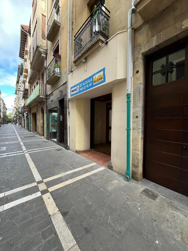 SE ALQULA LOCAL COMERCIAL EN CALLE MAYOR DE PAMPLONA — 2