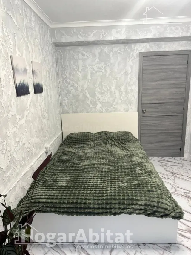 ¡GRAN OPORTUNIDAD DE INVERSIÓN! REFORMADO Y AMPLIO DE 5 DORM - foto 4
