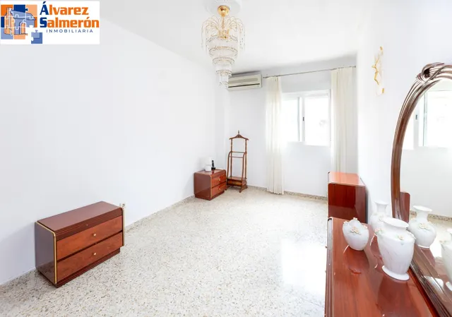 ¡Oportunidad única! Ático de 4 dormitorios y 2 baños con gran terraza frente al Colegio Agustinos (Arabial) — 21
