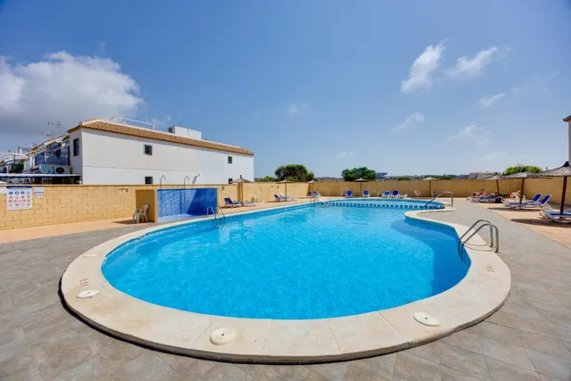 Bungalow planta baja con jardín y piscina junto c.comercial — 2