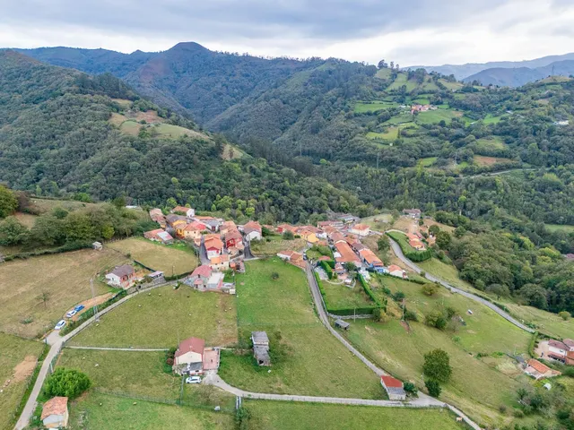 Finca edificable de 2.065 m2 en Olloniego, con vistas a la montaña — 4
