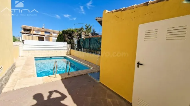 Adosado pareado con piscina privada en Playa de Daimús a 600 - foto 2