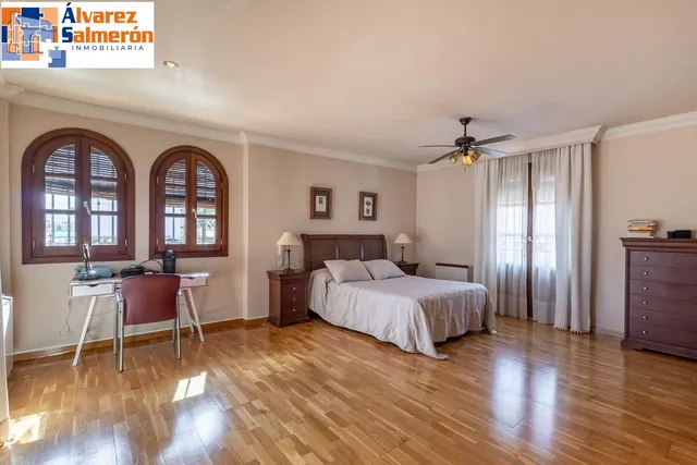 INCREÍBLE CHALET INDEPENDIENTE EN ZONA PRIVILEGIADA — 27