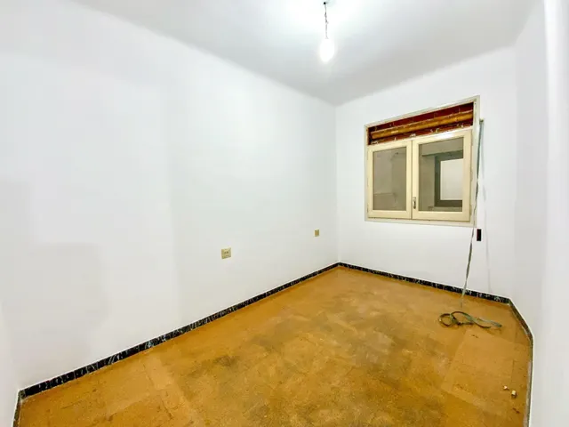 Primera línea de mar en el centro de El Masnou · Piso de época con techos altos y mosaico hidráulico · 3 hab. — 10