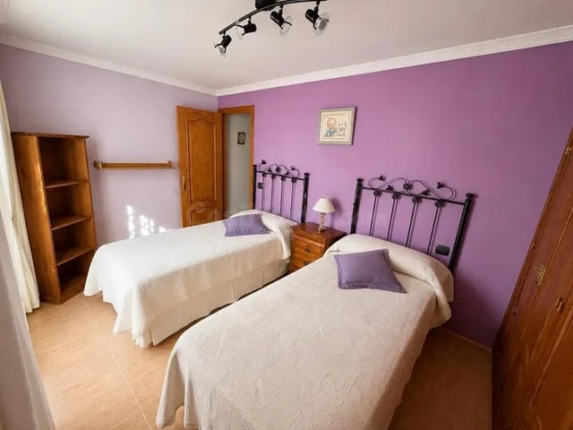 VENTA DE CASA ADOSADA EN ESTEPONA CON VISTAS AL MAR Y UBICACIÓN PRIVILEGIADA — 3
