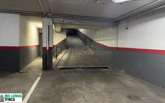 PLAZA DE PARQUING - COCHE MEDIANO — 3
