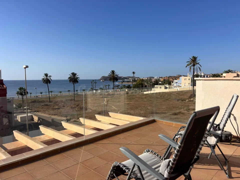 Apartamento con solárium, barbacoa, piscina comunitaria y vistas al mar en El Alamillo