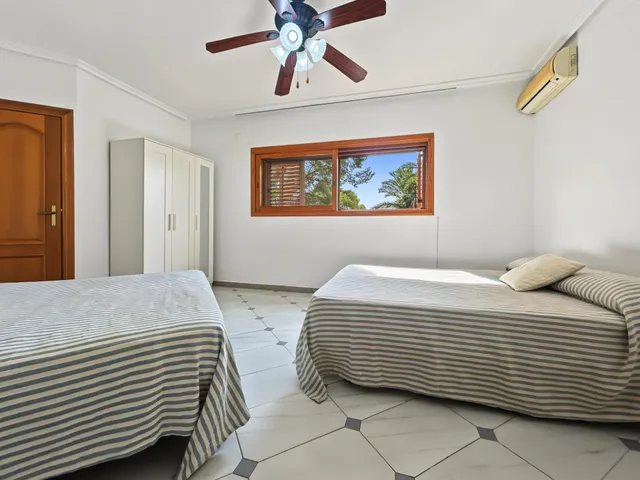 VILLA DE 7 DORMITORIOS Y 3 BAÑOS EN DEHESA DE CAMPOAMOR (ORIHUELA COSTA) — 20