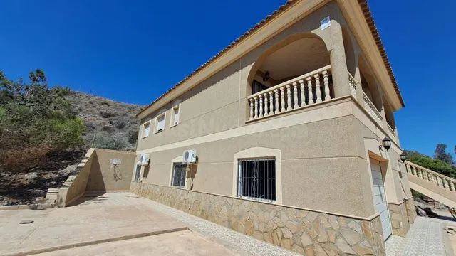 Chalet rustico de 5 dormitorios con vistas al mar en la zona - foto 2