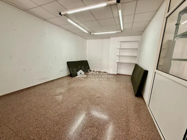 Se alquila local comercial con zona de aparcamiento cercana — 5