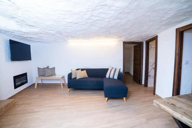 Complejo rural de 4 alojamientos dedicado a alquiler vacacional en Alcalá del Júcar: una joya para inversores — 24