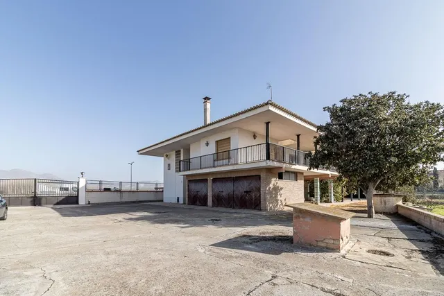 Casa con terreno y nave en Santa Fe — 50